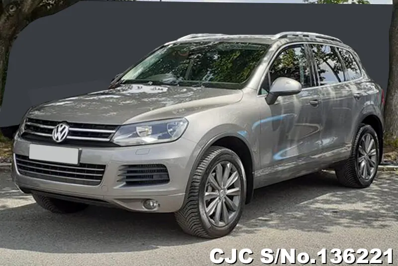 Volkswagen Touareg in Gray for Sale Image 2
