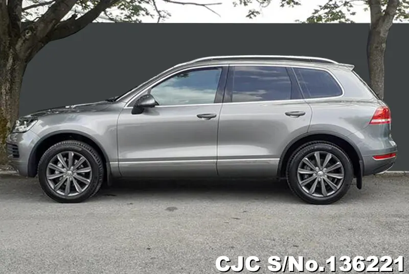 Volkswagen Touareg in Gray for Sale Image 6