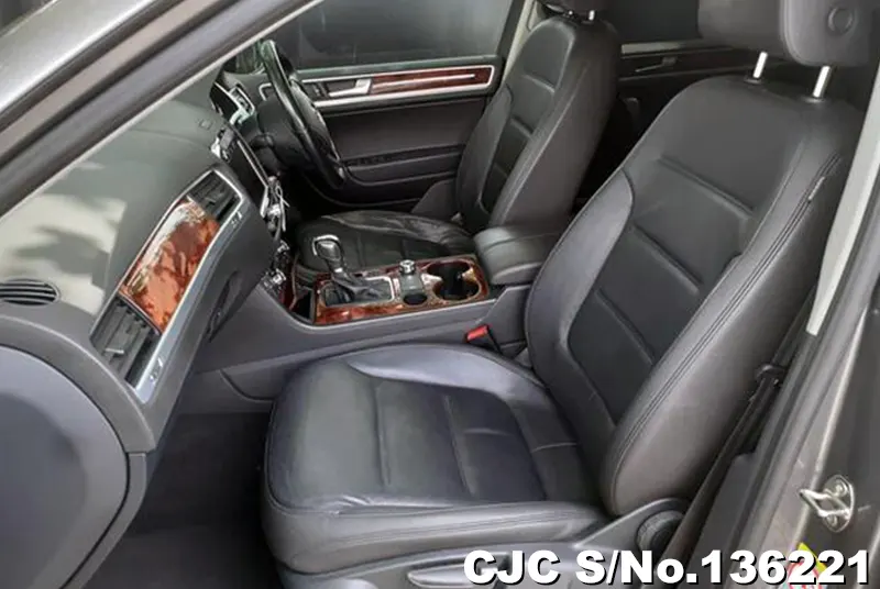 Volkswagen Touareg in Gray for Sale Image 8