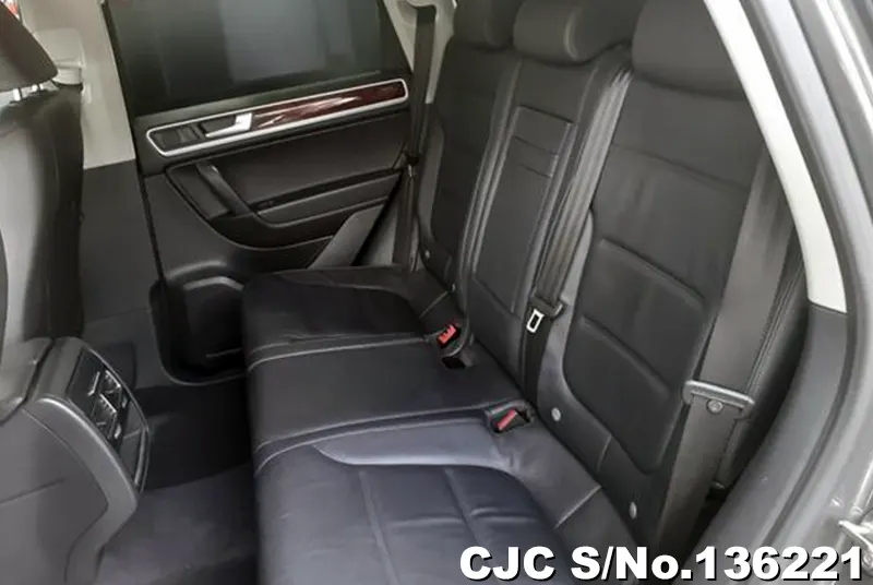 Volkswagen Touareg in Gray for Sale Image 10