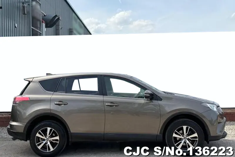 Toyota Rav4 in Beige for Sale Image 4