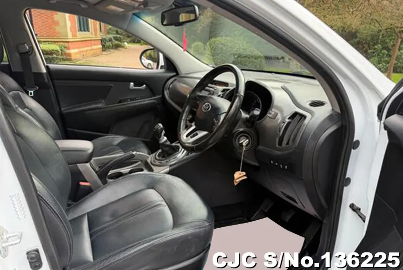 Kia Sportage in White for Sale Image 8