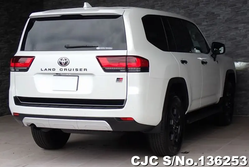 Toyota Land Cruiser in Pearl for Sale Image 2