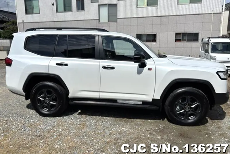 Toyota Land Cruiser in Pearl for Sale Image 4