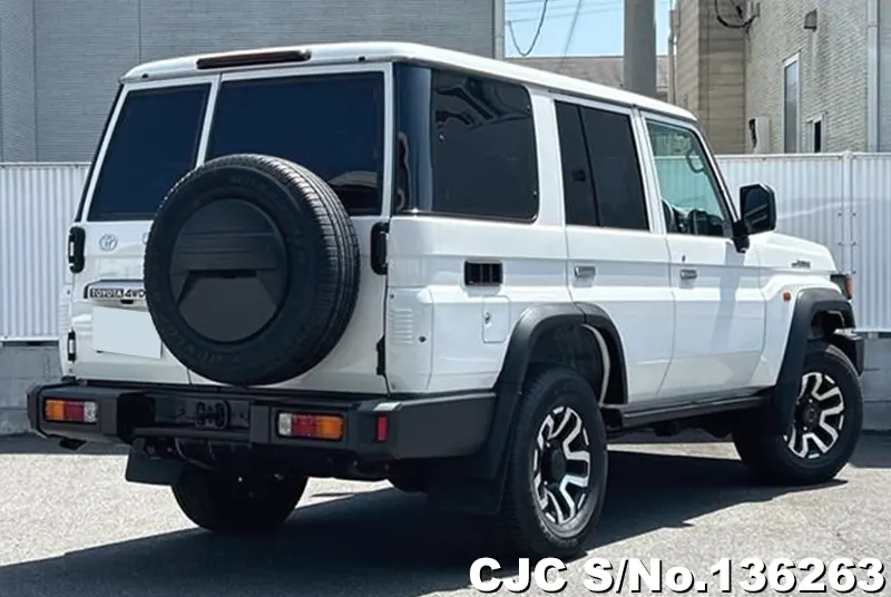 Toyota Land Cruiser in White for Sale Image 2