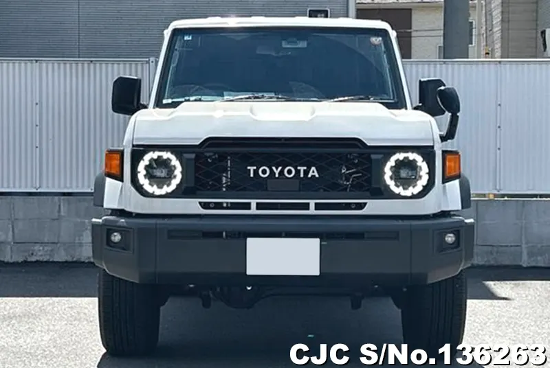 Toyota Land Cruiser in White for Sale Image 4