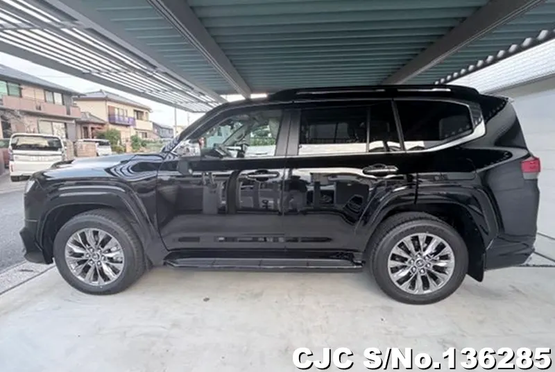 Toyota Land Cruiser in Black for Sale Image 6