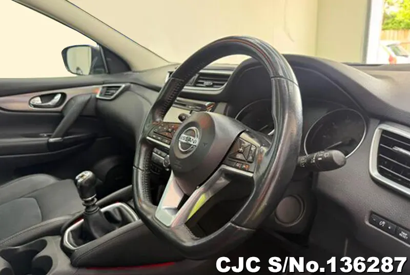 Nissan Qashqai in Gray for Sale Image 6