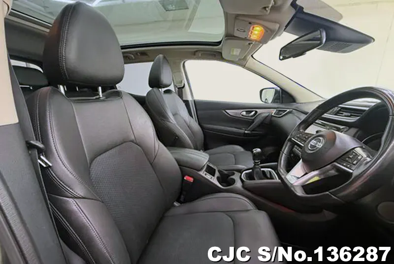 Nissan Qashqai in Gray for Sale Image 9