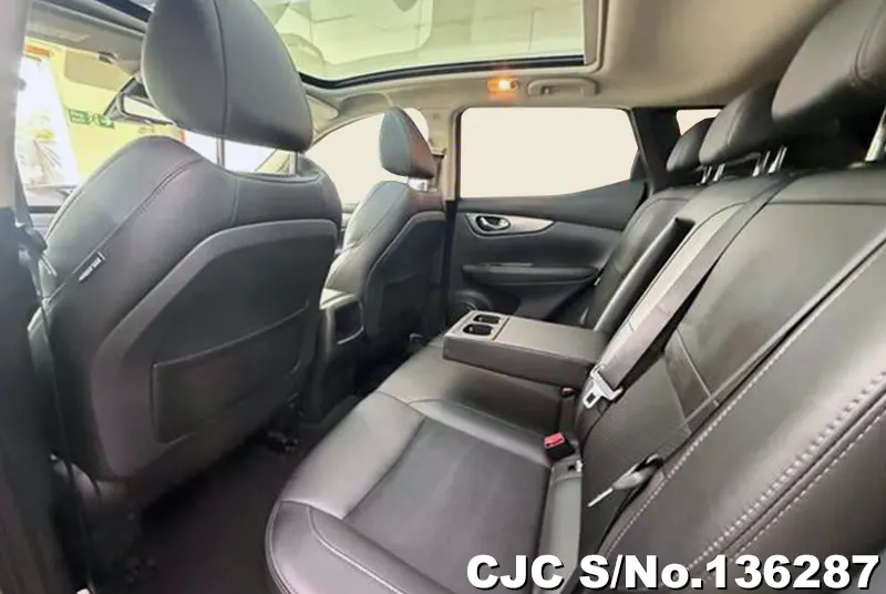 Nissan Qashqai in Gray for Sale Image 11