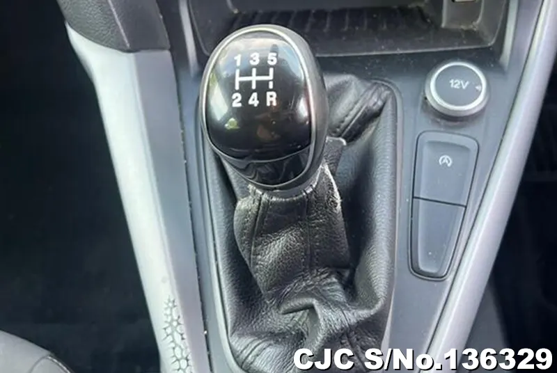 Ford Focus in Gray for Sale Image 9