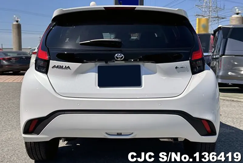 Toyota Aqua in White for Sale Image 4