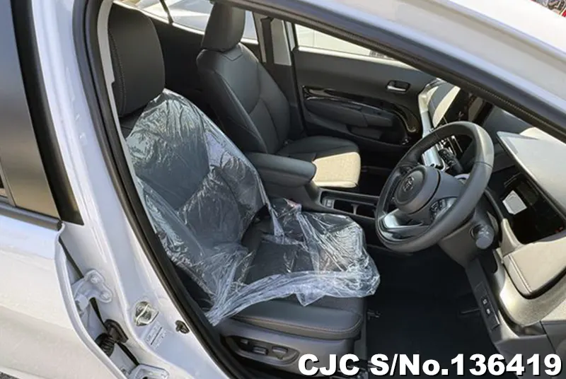 Toyota Aqua in White for Sale Image 7