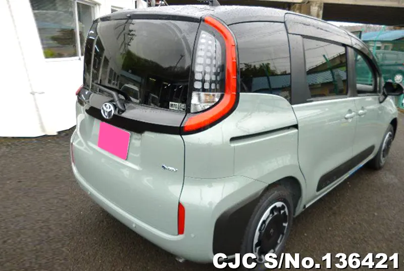 Toyota Sienta in Silver for Sale Image 2