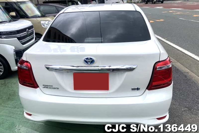 Toyota Corolla Axio in White for Sale Image 3