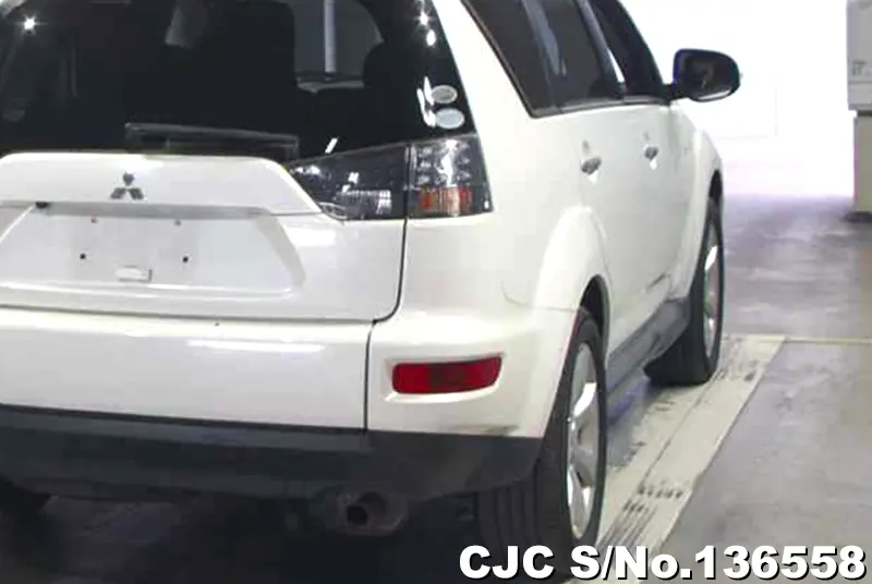 Mitsubishi Outlander in White for Sale Image 2