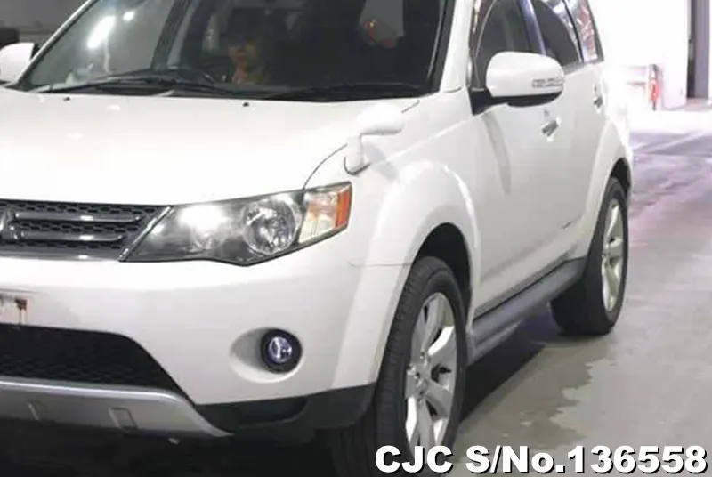 Mitsubishi Outlander in White for Sale Image 3