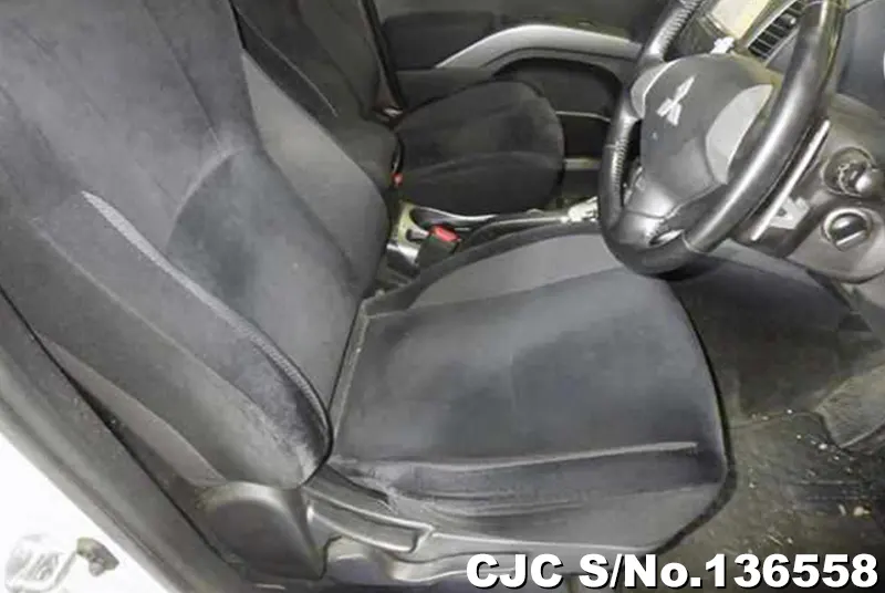 Mitsubishi Outlander in White for Sale Image 6