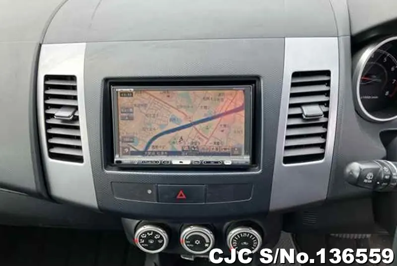 Mitsubishi Outlander in Red for Sale Image 8