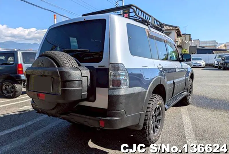 Mitsubishi Pajero in Silver for Sale Image 2