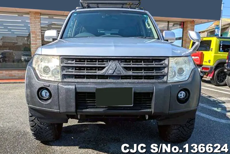 Mitsubishi Pajero in Silver for Sale Image 4
