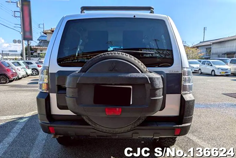 Mitsubishi Pajero in Silver for Sale Image 5