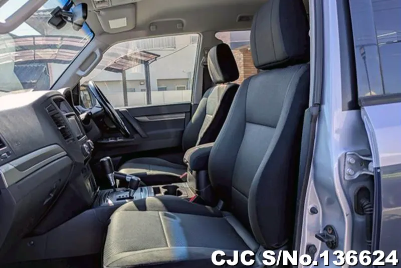 Mitsubishi Pajero in Silver for Sale Image 11