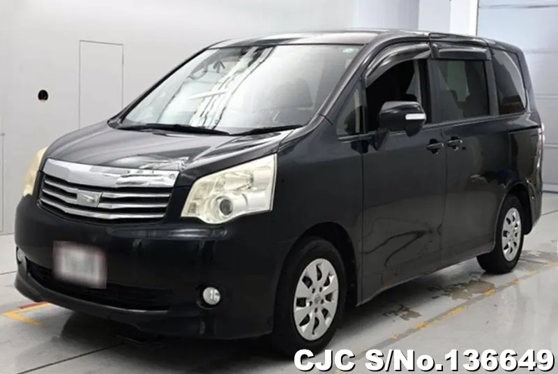 Toyota / Noah 2013