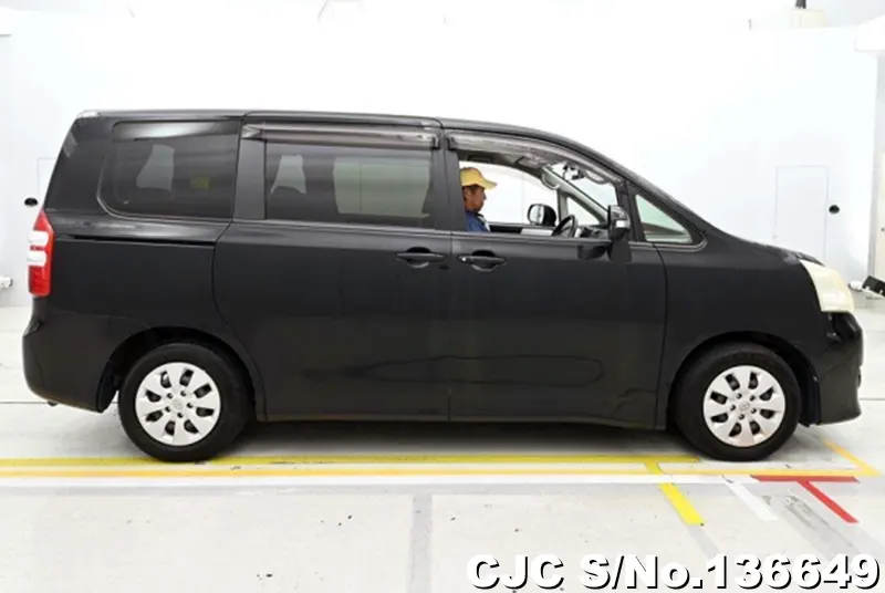 Toyota Noah in Black for Sale Image 4