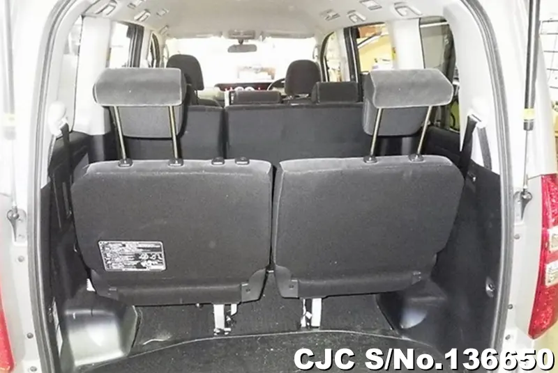 Toyota Noah in Silver for Sale Image 3