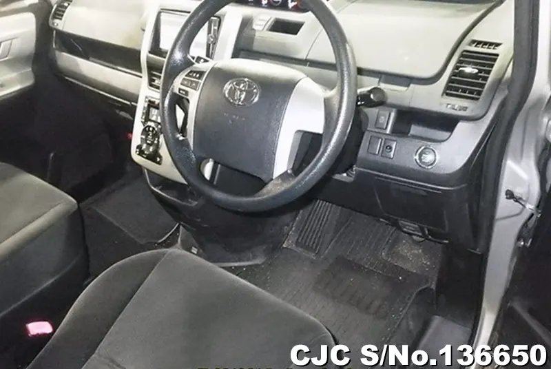 Toyota Noah in Silver for Sale Image 4
