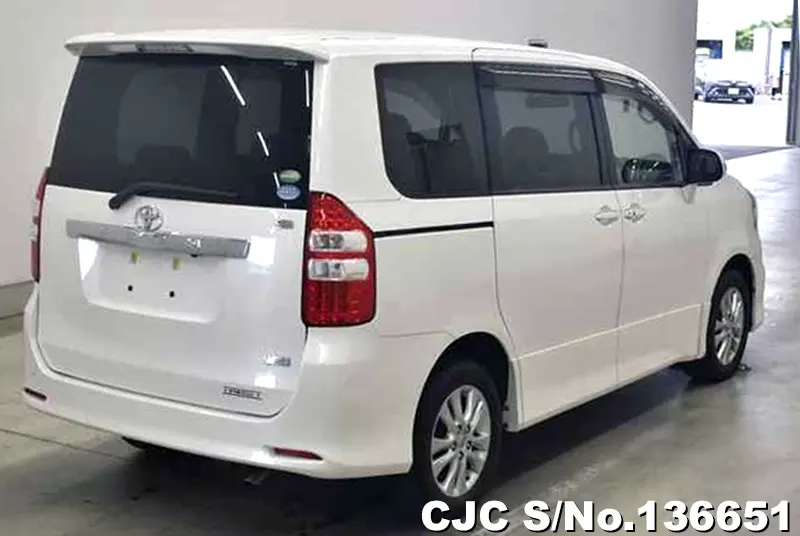Toyota Noah in White for Sale Image 2