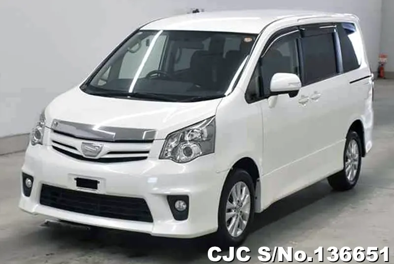 Toyota Noah in White for Sale Image 3