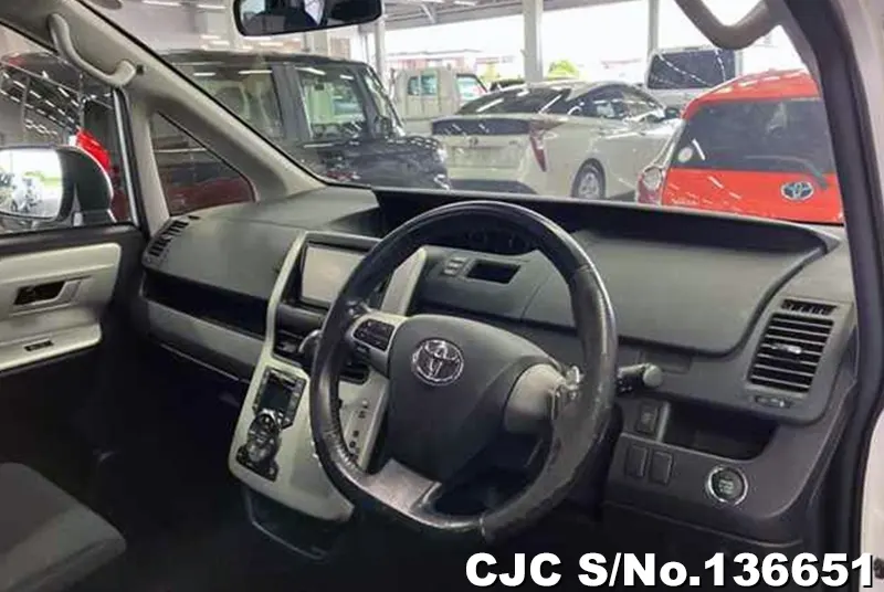 Toyota Noah in White for Sale Image 4