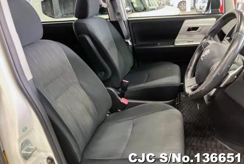 Toyota Noah in White for Sale Image 5