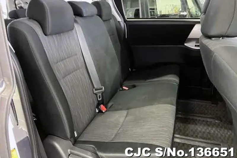 Toyota Noah in White for Sale Image 6