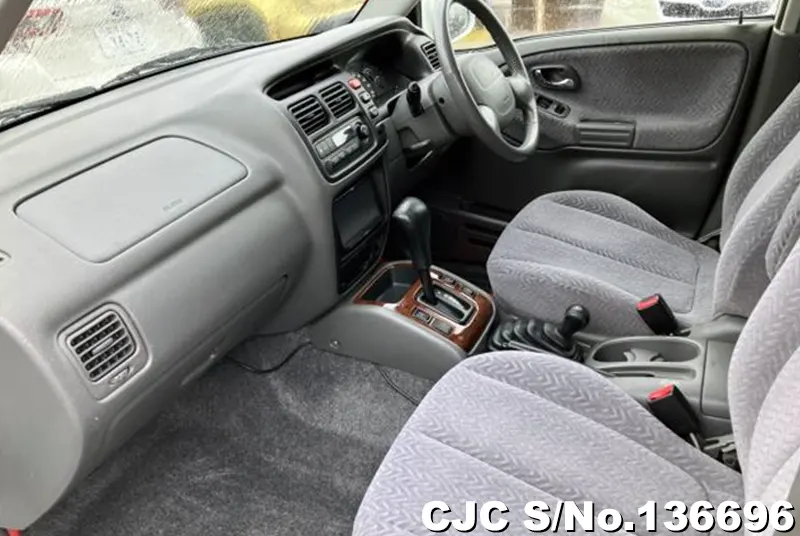 Suzuki Escudo in White for Sale Image 10