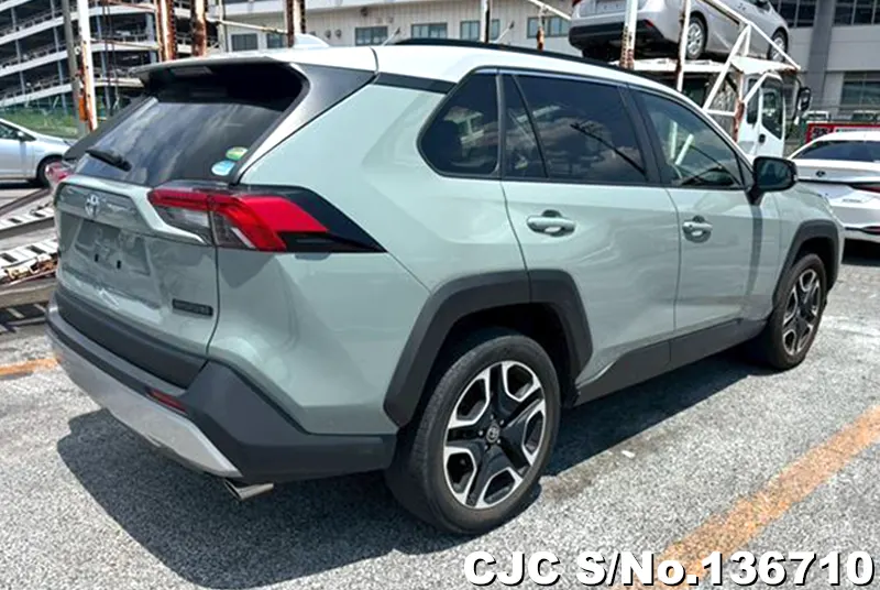 Toyota Rav4 in Green for Sale Image 2