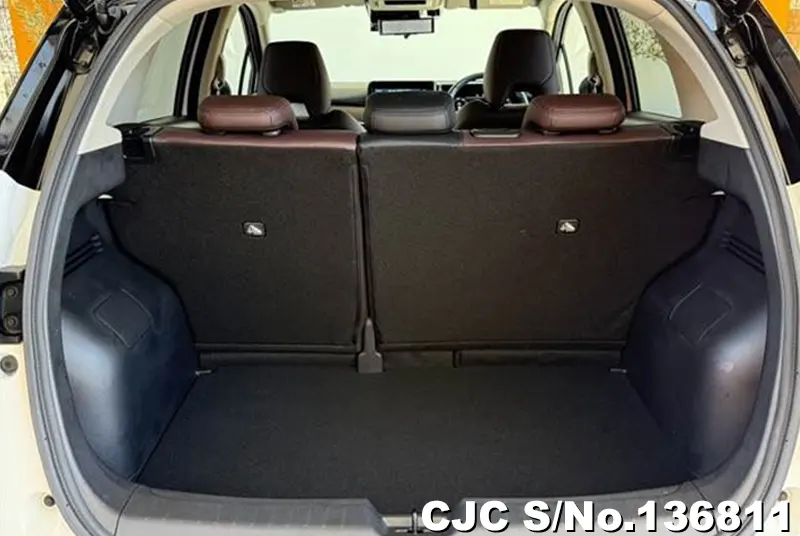 Nissan Aura e-Power in Pearl for Sale Image 8