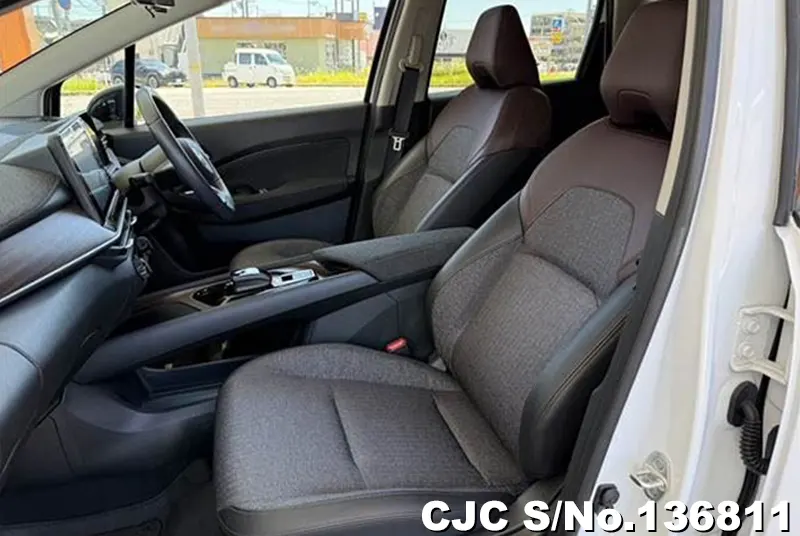 Nissan Aura e-Power in Pearl for Sale Image 13