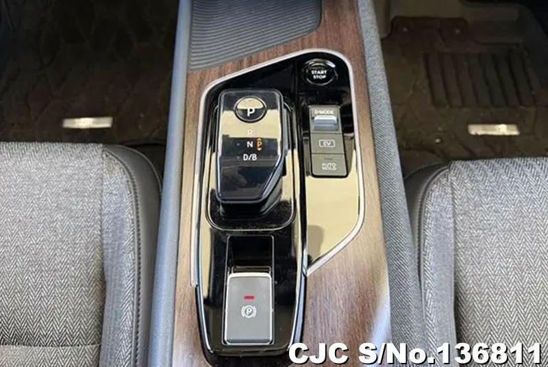 Nissan Aura e-Power in Pearl for Sale Image 17