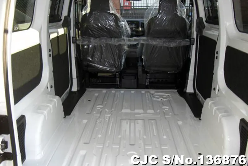 Nissan NV200 in White for Sale Image 2