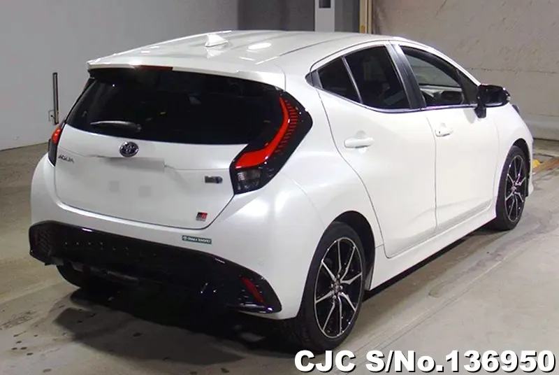 Toyota Aqua in White for Sale Image 2