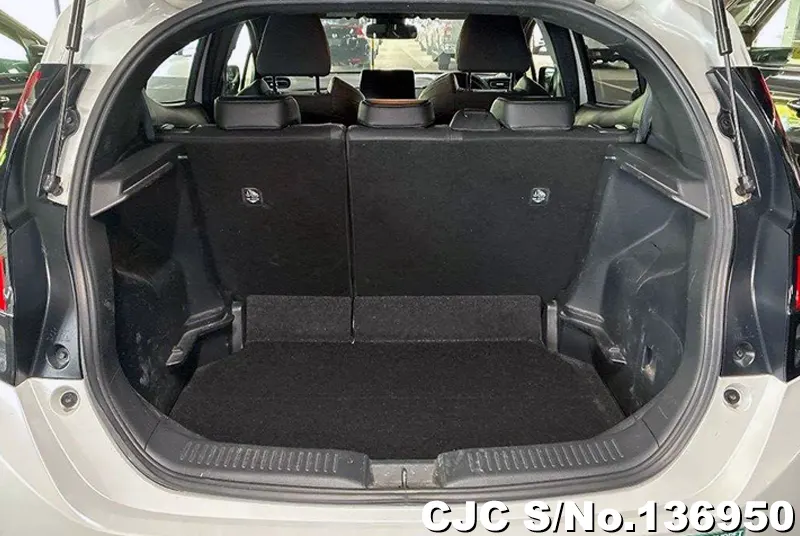 Toyota Aqua in White for Sale Image 4