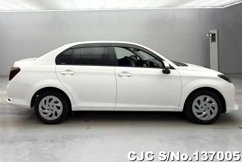 Toyota Corolla Axio in White for Sale Image 4