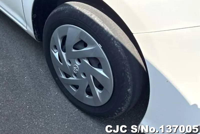 Toyota Corolla Axio in White for Sale Image 11