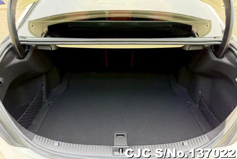 Mercedes Benz C Class in White for Sale Image 6