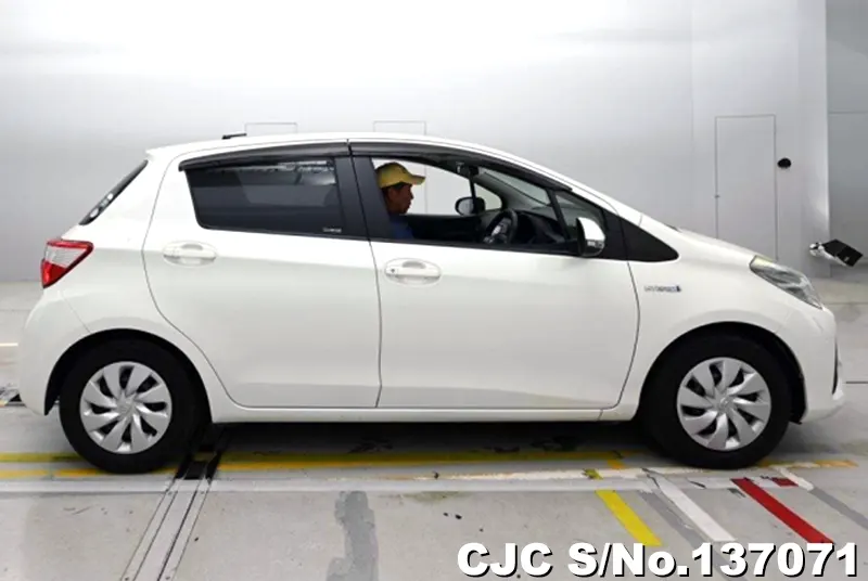 Toyota Vitz in White for Sale Image 6