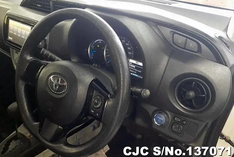 Toyota Vitz in White for Sale Image 8