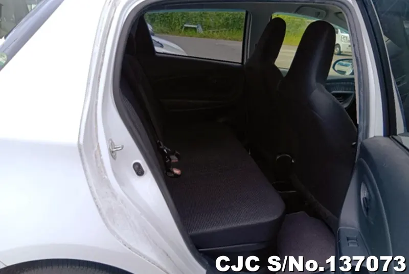 Toyota Vitz in White for Sale Image 5